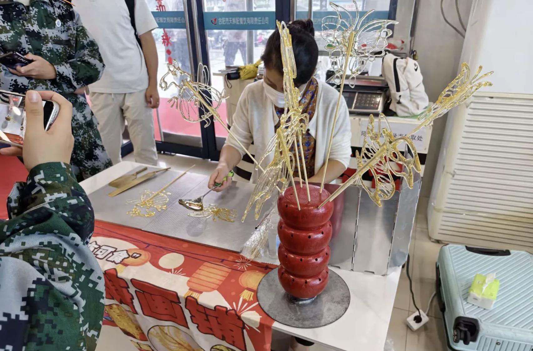 此次“月满中秋迎华诞,食暖蚌院惠师生”系列活动,不仅丰富了师生的校园文化生活,更通过多元化的互动形式,搭建起了后勤与师生之间沟通的桥梁。蚌埠学院后勤管理处以实际行动,为全校师生送上了一份沉甸甸的节日祝福,共度了一个难忘的双节。 此次“月满中秋迎华诞,食暖蚌院惠师生”系列活动,不仅丰富了师生的校园文化生活,更通过多元化的互动形式,搭建起了后勤与师生之间沟通的桥梁。蚌埠学院后勤管理处以实际行动,为全校师生送上了一份沉甸甸的节日祝福,共度了一个难忘的双节。
